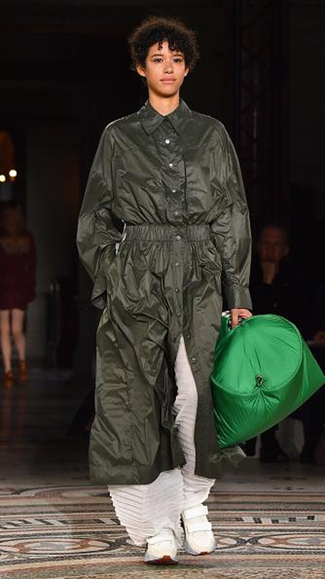 PARIS, FRANCE - MARCH 06: Designer Stella McCartney is seen on the runway during the Stella McCartney show as part of the Paris Fashion Week Womenswear Fall/Winter 2017/2018 on March 6, 2017 in Paris, France. (Photo by Pascal Le Segretain/Getty Images)