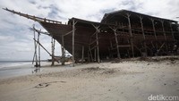 Proses pembuatan kapal legendaris ini dilakukan di Tana Lemo, Kecamatan Bonto Bahari, Kabupaten Bulukumba.