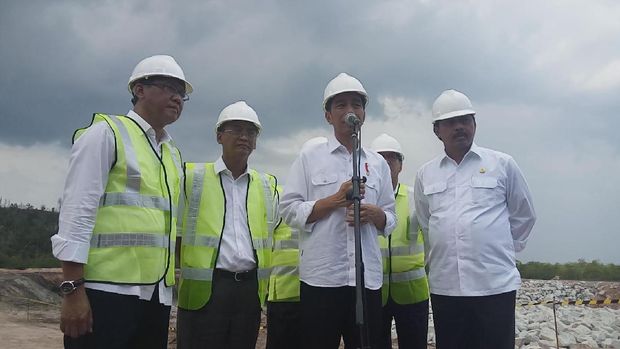 Jokowi meninjau proyek pembangunan Bendungan Sei Gong, Kota Batam.
