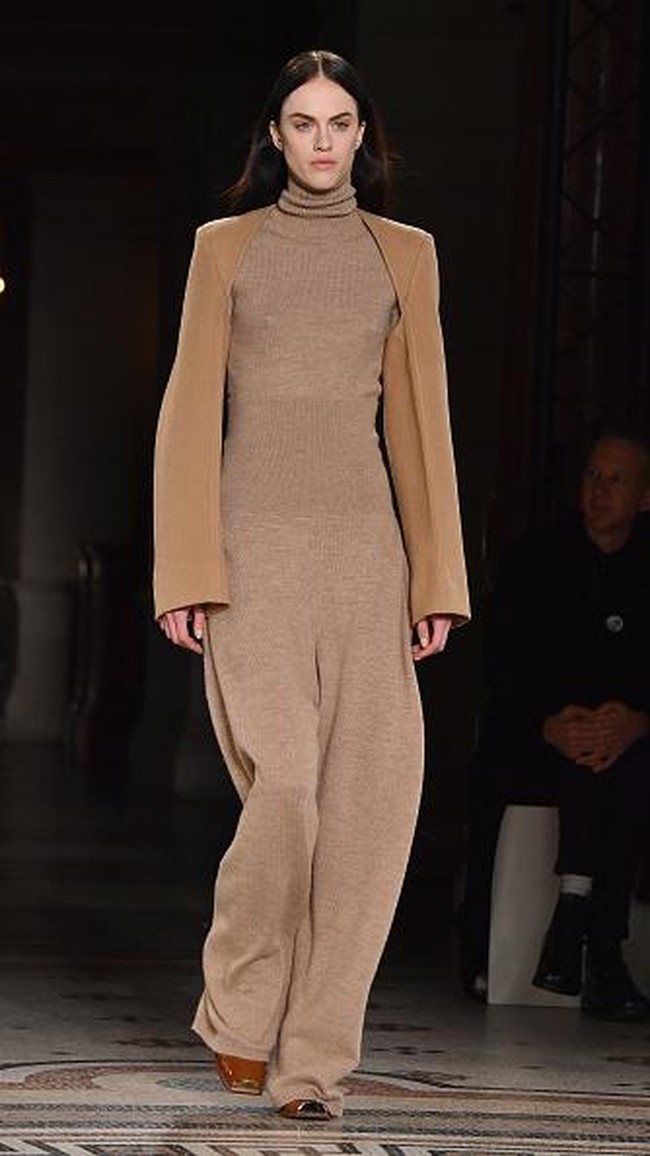 PARIS, FRANCE - MARCH 06: Designer Stella McCartney is seen on the runway during the Stella McCartney show as part of the Paris Fashion Week Womenswear Fall/Winter 2017/2018 on March 6, 2017 in Paris, France. (Photo by Pascal Le Segretain/Getty Images)