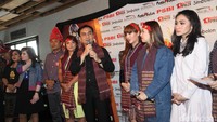 Effendi Simbolon memberikan keterangan pers dengan didampingi sejumlah pengurus PSBI. 
