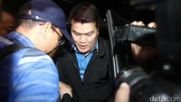 Andi Narogong keluar dari mobil dengan pengawalan ketat dari penyidik KPK.