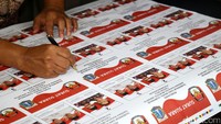 Petugas mengecek surat suara yang baru dicetak.