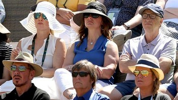 Saat menonton tenis yang jadi kegemaran pasangan ini. Foto: Getty Images