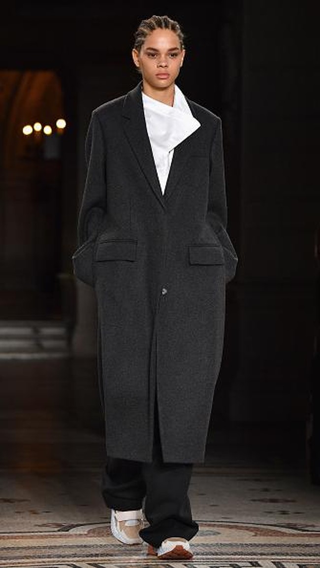 PARIS, FRANCE - MARCH 06: Designer Stella McCartney is seen on the runway during the Stella McCartney show as part of the Paris Fashion Week Womenswear Fall/Winter 2017/2018 on March 6, 2017 in Paris, France. (Photo by Pascal Le Segretain/Getty Images)