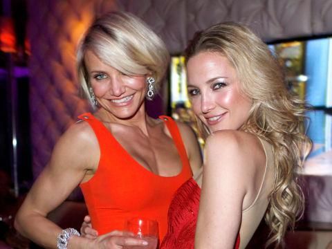 Sahabatan, Tapi Selebriti-selebriti Ini Mengencani Pria yang Sama 