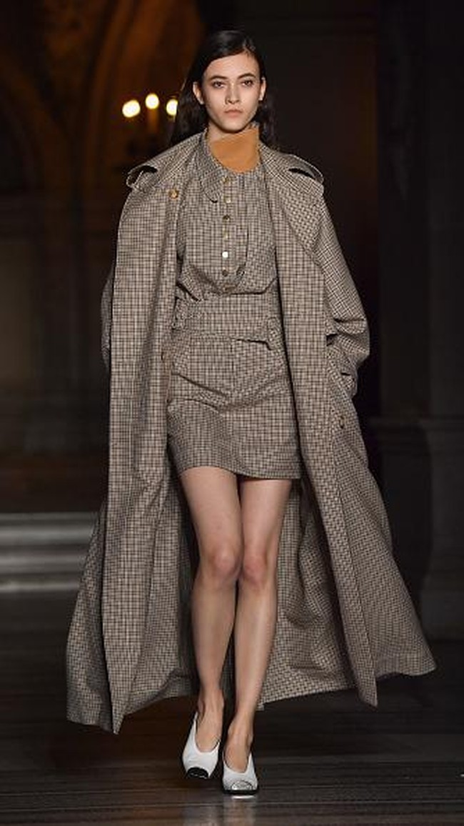 PARIS, FRANCE - MARCH 06: Designer Stella McCartney is seen on the runway during the Stella McCartney show as part of the Paris Fashion Week Womenswear Fall/Winter 2017/2018 on March 6, 2017 in Paris, France. (Photo by Pascal Le Segretain/Getty Images)