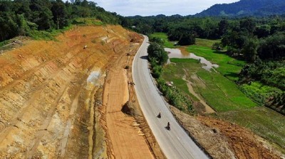 Jalan Perbatasan RI-Malaysia yang Dibanggakan Jokowi