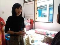 Jenguk Lansia Sakit di Kemayoran, Veronica Cek Program Ahok