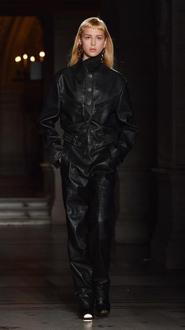 PARIS, FRANCE - MARCH 06: Designer Stella McCartney is seen on the runway during the Stella McCartney show as part of the Paris Fashion Week Womenswear Fall/Winter 2017/2018 on March 6, 2017 in Paris, France. (Photo by Pascal Le Segretain/Getty Images)