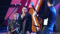 Makki Ungu, bassis Ungu, menjelaskan tanduk itu terinspirasi dari hewan. Foto: Hanif Hawari/detikHOT