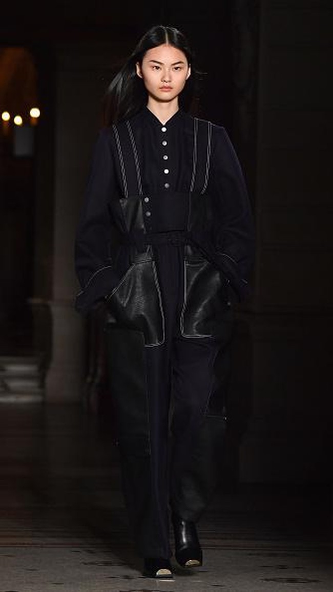 PARIS, FRANCE - MARCH 06: Designer Stella McCartney is seen on the runway during the Stella McCartney show as part of the Paris Fashion Week Womenswear Fall/Winter 2017/2018 on March 6, 2017 in Paris, France. (Photo by Pascal Le Segretain/Getty Images)