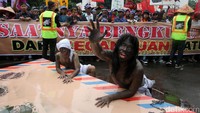 Aksi ini dilakukan massa aktivis dari berbagai komunitas seperti Wahana Lingkungan Hidup (Walhi), Greenpeace dan Jaringan Tambang (Jatam).
