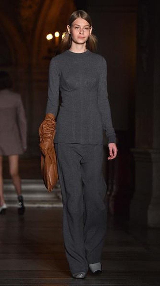 PARIS, FRANCE - MARCH 06: Designer Stella McCartney is seen on the runway during the Stella McCartney show as part of the Paris Fashion Week Womenswear Fall/Winter 2017/2018 on March 6, 2017 in Paris, France. (Photo by Pascal Le Segretain/Getty Images)