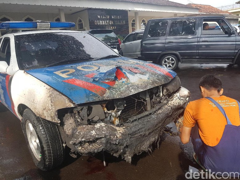 Mobil Patroli Polsek Cisaat Terbakar, Warga Sempat Dengar Ledakan Mobil Patroli Polsek Cisaat Terbakar, Warga Sempat Dengar Ledakan