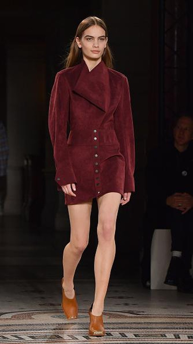 PARIS, FRANCE - MARCH 06: Designer Stella McCartney is seen on the runway during the Stella McCartney show as part of the Paris Fashion Week Womenswear Fall/Winter 2017/2018 on March 6, 2017 in Paris, France. (Photo by Pascal Le Segretain/Getty Images)