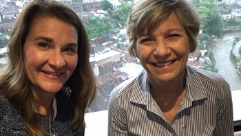 Melinda berada di Yogyakarta bersama Susan Desmond Hellman, pakar bioteknologi yang juga CEO yayasan amal Melinda Gates Foundation. Foto: Facebook