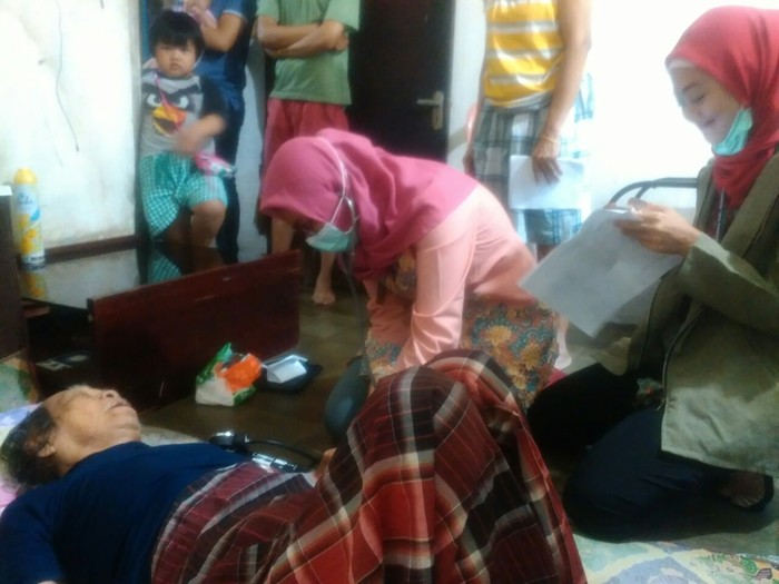 Dokter Puskesmas Datangi Lansia Sakit yang Dijenguk Veronica Ahok