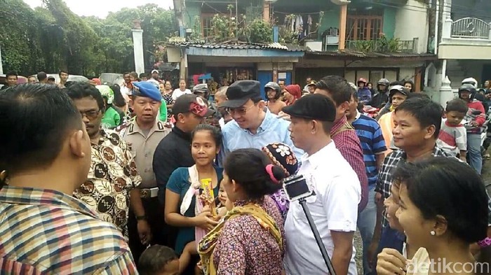 Ahok Kunjungi Warga Sakit di Cilincing dan Tawarkan Umrah