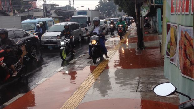 Pemotor menerobos naik ke atas trotoar.