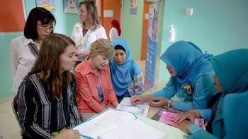 Melinda Gates saat kunjungannya ke Yogyakarta beberapa waktu lalu. Ia mengamati penerapan keluarga berencana dan pembasmian nyamuk demam berdarah. Foto: Facebook