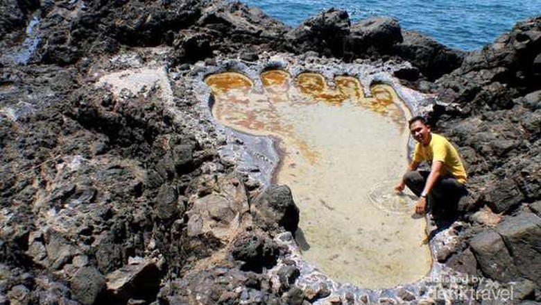 Tapak kaki berukuran raksasa di Tapaktuan (Hijrah Saputra/dTraveler) Tapak kaki berukuran raksasa di Tapaktuan (Hijrah Saputra/dTraveler)