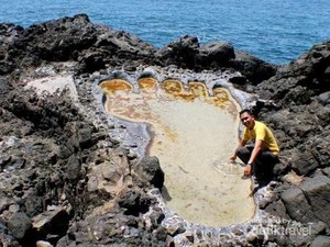 Percaya atau Tidak, Ada Tapak Kaki Raksasa di Tapaktuan