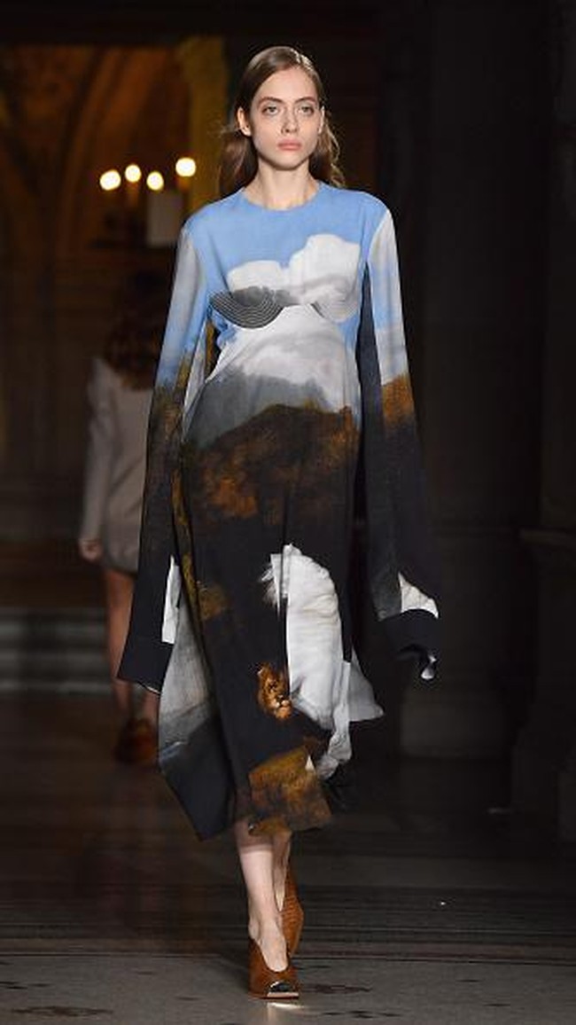 PARIS, FRANCE - MARCH 06: Designer Stella McCartney is seen on the runway during the Stella McCartney show as part of the Paris Fashion Week Womenswear Fall/Winter 2017/2018 on March 6, 2017 in Paris, France. (Photo by Pascal Le Segretain/Getty Images)