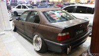 BMW 318i ini digunakan Aji untuk harian juga. Tak jarang dia menemui orang-orang yang penasaran dengan mobil berkarat ini. Foto: Rangga Rahadiansyah