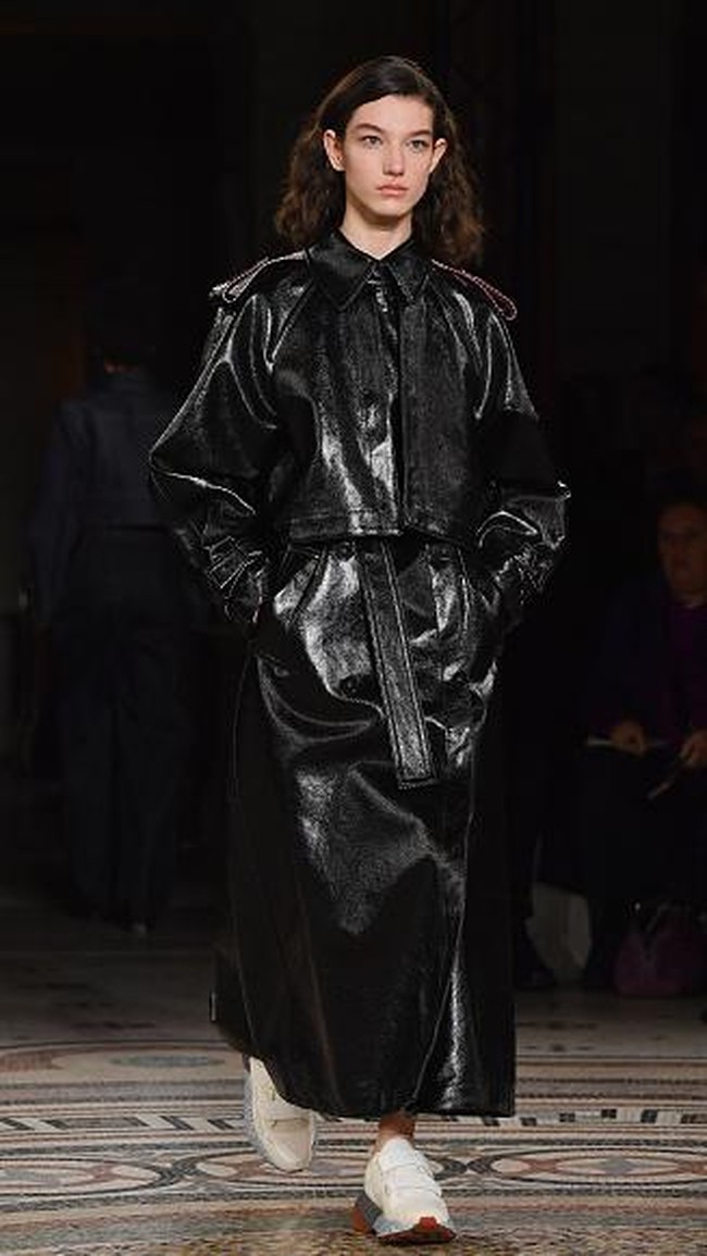 PARIS, FRANCE - MARCH 06: Designer Stella McCartney is seen on the runway during the Stella McCartney show as part of the Paris Fashion Week Womenswear Fall/Winter 2017/2018 on March 6, 2017 in Paris, France. (Photo by Pascal Le Segretain/Getty Images)
