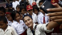 Meskipun begitu, mereka tetap bersemangat untuk sekolah.