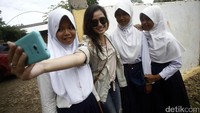 Terlihat seorang risers mengajak beberapa murid untuk wefie bersama.
