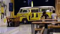 Berakhir pekan, saatnya berkumpul dengan keluarga dan teman. Di kawasan Bintaro, Tangerang Selatan Anda bisa mampir ke kafe bernama Nasgor Something. Punya ikon mobil VW Combi, Anda bisa menikmati aneka sajian nasi goreng di kafe homey. 