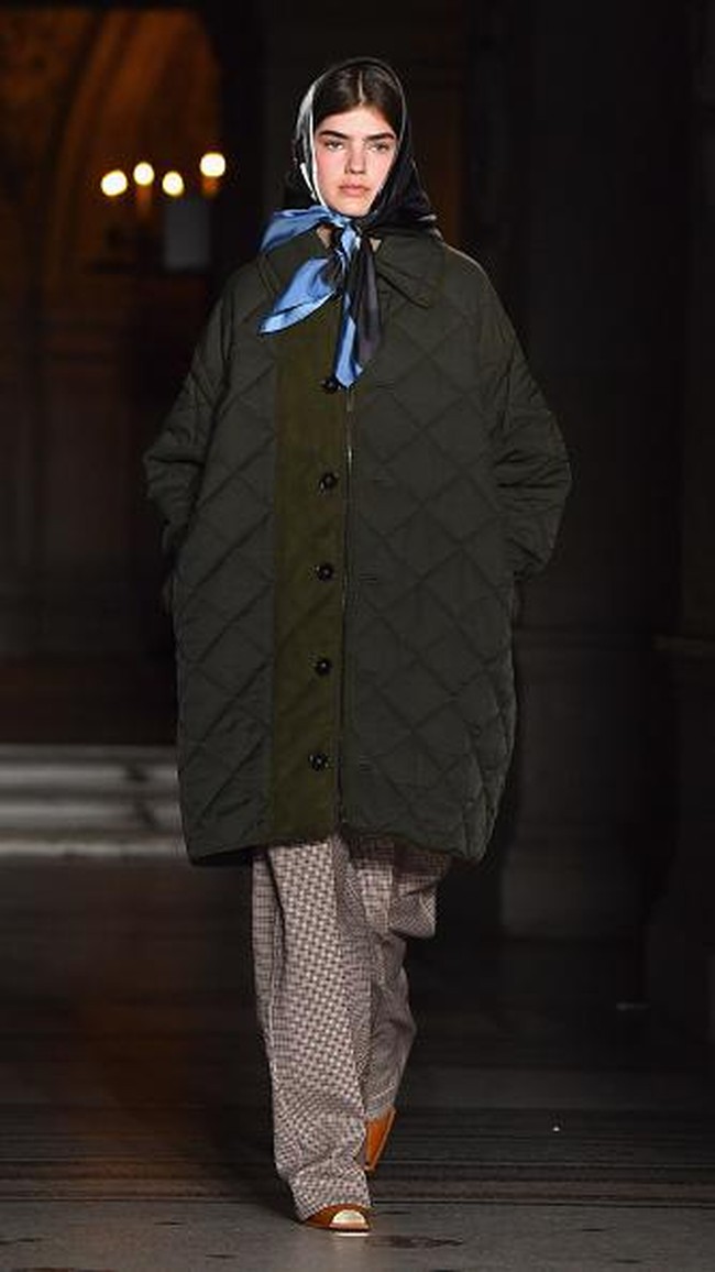 PARIS, FRANCE - MARCH 06: Designer Stella McCartney is seen on the runway during the Stella McCartney show as part of the Paris Fashion Week Womenswear Fall/Winter 2017/2018 on March 6, 2017 in Paris, France. (Photo by Pascal Le Segretain/Getty Images)