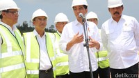Jokowi menyampaikan pidato di lokasi pembangunan bendungan.