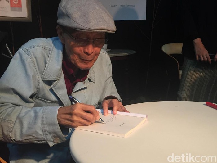 Sebuah acara peluncuran buku dan nyanyian puisi bertajuk 77 Tahun Sapardi Djoko Damono digelar tadi malam, Rabu (22/3/2017).