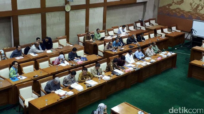 Gantikan Rini, Sri Mulyani Rapat dengan DPR Bahas Kinerja BUMN