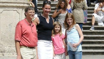 Piknik bersama sang suami yang kekayaan terakhirnya USD 89,9 miliar atau di kisaran Rp 1.199 triliun. Foto: Getty Images