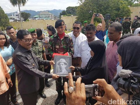 Wagub Maluku Pimpin Pemakaman Ulang AJ Patty di TMP Kapahaha Ambon