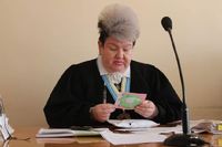 Dibilang Mirip Tokoh Jahat Disney, Hakim Ber-makeup Tebal Angkat Bicara