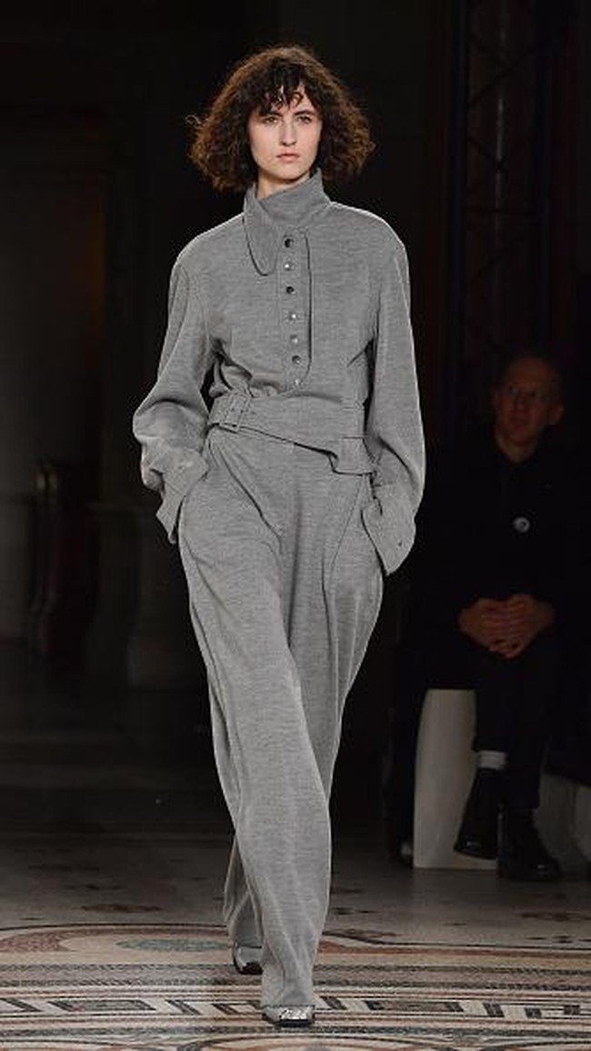 PARIS, FRANCE - MARCH 06: Designer Stella McCartney is seen on the runway during the Stella McCartney show as part of the Paris Fashion Week Womenswear Fall/Winter 2017/2018 on March 6, 2017 in Paris, France. (Photo by Pascal Le Segretain/Getty Images)