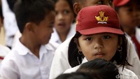 Seorang murid SD terlihat sangat serius saat mendengar sambutan dari sejumlah risers.