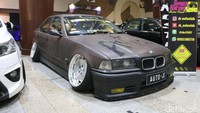 Aji, pemilik BMW ini tidak menggunakan cat khusus. Dia sengaja membuat bodi mobil berkarat.Foto: Rangga Rahadiansyah