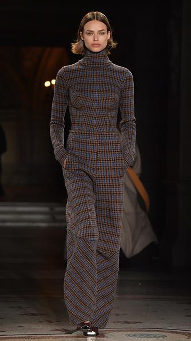 PARIS, FRANCE - MARCH 06: Designer Stella McCartney is seen on the runway during the Stella McCartney show as part of the Paris Fashion Week Womenswear Fall/Winter 2017/2018 on March 6, 2017 in Paris, France. (Photo by Pascal Le Segretain/Getty Images)