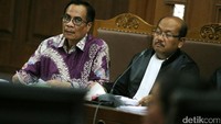 Terdakwa kasus korupsi e-KTP Irman (kiri) dan Sugiharto menyimak kesaksian Miryam.