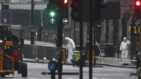 Tim forensik meneliti TKP penyerangan di Jembatan Westminster di London, Inggris, Kamis (23/3). REUTERS/Neil Hall.