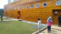 Masjid yang dibangun sejak pertengahan tahun 2015 ini menarik perhatian karena tembok bagian luarnya dilukis menyerupai kayu, juga dihiasi dengan deretan jendela berbentuk bulat selayaknya desain kapal. Foto: (Angling/detikTravel)