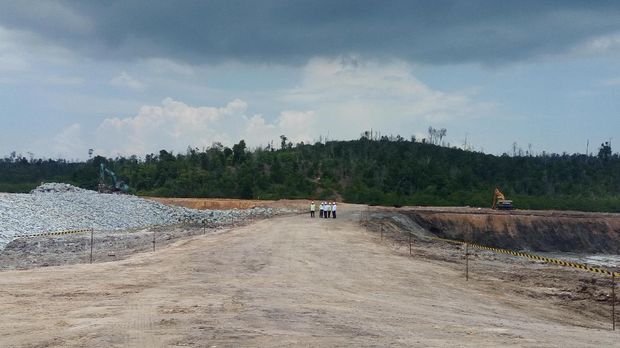 Alat-alat berat beroperasi di area proyek.