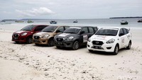 Sejumlah mobil Datsun berjejer rapi di bibir Pantai Tanjung Bira.