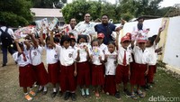 Dalam kegiatan ini juga, Datsun Indonesia membagikan 1.500 buku tulis dan perlengkapan sekolah bagi para siswa SD Tokala, yang merupakan bagian dari program CSR Datsun Indonesia pada masyarakat Indonesia.